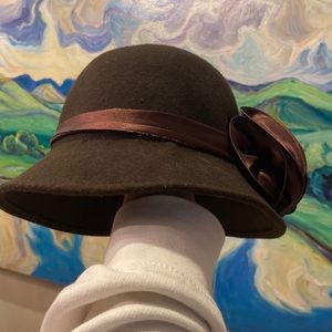 Wool hat with silk bow